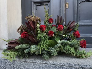 KOMPOZYCJA NAGROBNA Z CZERWONYMI RÓŻAMI I MCHEM