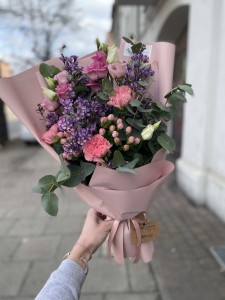 BUKIET MIX KWIATÓW W MATOWYM WODOODPORNYM PAPIERZE