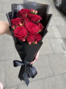 KOMPOZYCJA POGRZEBOWA 10 CZERWONYCH RÓŻ W MATOWYM CZARNYM PAPIERZE