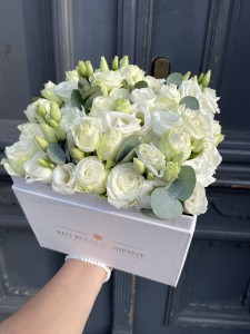ŚREDNIE KWADRATOWE ZAMYKANE PUDEŁKO WYPEŁNIONE BIAŁĄ KWIATOWĄ KOMPOZYCJĄ 