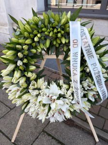 WIENIEC Z LILII NA STELAŻU KOMPOZYCJA POGRZEBOWA KWIATY ZWARTE